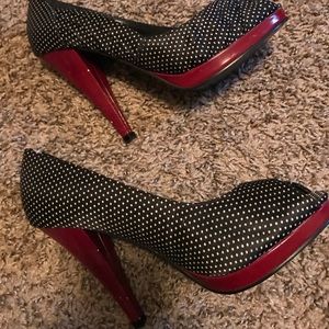 Black and white polka dots open toe pumps...